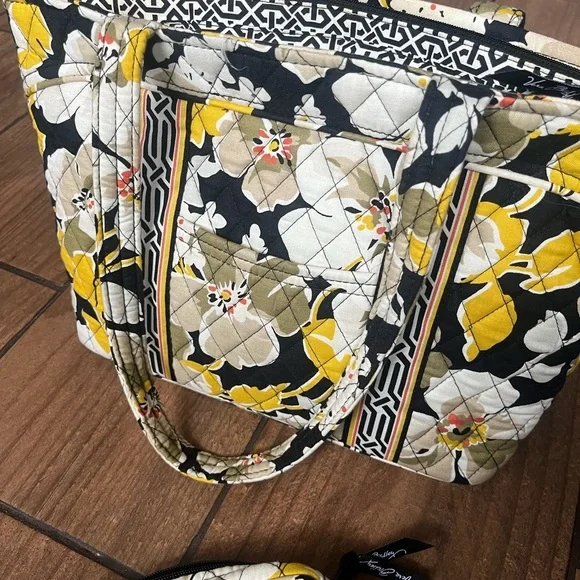 NEW Vera Bradley Dogwood Hand Bag Yellow & Black Floral  Design Quilted Fabric - Picture 2 of 6